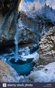 De weg naar de klausenpass begint in altdorf, op circa 480 meter boven zeeniveau. Berglistuber Schweiz Europa Kanton Glarus Klausenpass Uri Bach Wasserfall Winter Schnee Eis Eiszapfen Felsen Klippe Stockfotografie Alamy