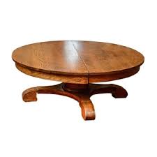 Gorgeous vintage modern round coffee table from lane featuring a uniquely designed dove tail inlay top. Lot Art Vintage Round Oak Coffee Table