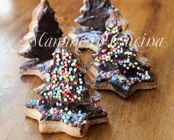 A prima vista può sembrare un'operazione difficile, ma vedrete la prima regola quando si decide di decorare i biscotti è quella di non porre limiti alla fantasia. Alberelli Natalizi Di Biscotti Al Cioccolato