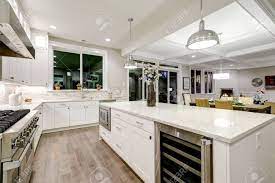 Klassische fliesen für den boden sind in ihrer erscheinung zeitlos. Gourmet Kuche Verfugt Uber Weisse Shaker Schranke Mit Marmor Arbeitsplatten Stein U Bahn Fliesen Backsplash Und Wunderschone Kuche Insel Nordwest Usa Lizenzfreie Fotos Bilder Und Stock Fotografie Image 72963420