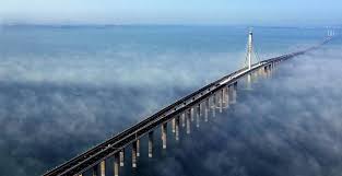 Puntea este făcută din 1.077 de panouri de sticlă transparentă, de 4 centimetri grosime, și este susținută de cabluri foarte rezistente. Cel Mai Lung Pod Din Lume A RevoluÅ£ionat Tehnologia Foto