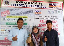 Cara dafta bkk mitra industri lolos 100%. Bkk Smkn 5 Batam Selalu Berkomitmen Menempatkan Lulusan Ke Dunia Usaha Dan Industri Smk Negeri 5 Batam