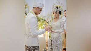 Posted on 30 april 2019. Siti Badriah Menikah Kebaya Pengantin Dengan Manik Manik Unik Cantik Tempo Co