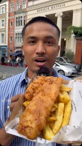 Best FISH AND CHIPS in London?🤔 , #foodie #foodscene #viral #foodreels  #friedfood #londonfood #tastetest #mukbang #fishandchips #asmreating  #eatingshow #foodreview #londonfoodies #reviews #fish