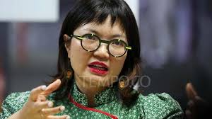 Kacamata Ikonik Wamen Stella Christie Pilihan Sang Suami, So Sweet