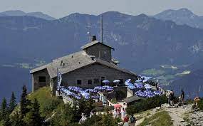 Dpa) die wehrmacht sollte eigentlich am kriegsende das geburtshaus von adolf hitler sprengen. Obersalzberg Hitlers Adlerhorst Als Publikumsmagnet