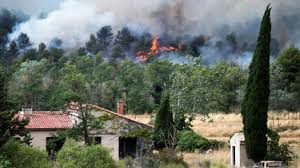 Le feu n'est toujours pas fixé mais les habitations ne sont plus menacées le vaucluse est à son tour victime d'un feu qui a ravagé 200 hectares de forêt, à beaumes. 400 Hectares De Foret Parcourus Par Un Incendie Dans Le Luberon
