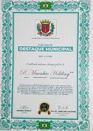 Escudo clássico flamengo ibérico, encimado pela coroa mural que a classifica com a primeira grandeza (capital), das quais apenas cinco, são visíveis em perspectiva, representada pela cor do metal ouro. Rogerio Macschio ãƒ„ Rogeriomacschio ØªÙˆÛŒÛŒØªØ±