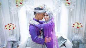 Ada juga pengantin yang saking santuy, sampai sempat rebahan di kursi pelaminan. 12 Foto Yang Membuktikan Betapa Bahagia Dan Romantisnya Berada Di Pelaminan