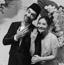 Inggit's life is perfect with her 5 best friends, a lover named tristan, and the love of her parents in jogja. My Lecturer My Husband Satukan Reza Rahadian Prilly Republika Online