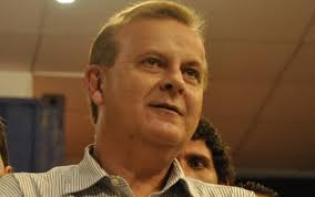 Enterrado corpo de ex-prefeito Paulo Garcia, em Goiânia