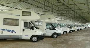 Les dimensions sont impeccables pour 2 véhicules, la hauteur aussi nous permet de laisser une tente de toit sur l'un des véhicules. Proteger Son Camping Car L Hiver Quelles Solutions