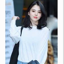 You need to comb the hair in frontward manner and let the hair strands come up to your eyes. Korean Medium Hairstyle 2020 Weight Lifting