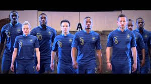 Arborez fièrement les couleurs de votre équipe et fêtez la victoire de la coupe du monde 20 ans après 1998. L Uniforme De L Equipe De France Le Nouveau Maillot Home 2012 2013 Youtube