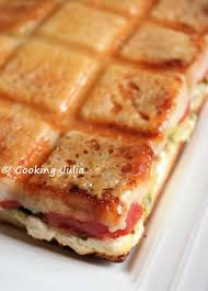 Un Grand Croque Monsieur Pour 4 Ou 6 Personnes Qui Cuit Au Four Ca Me Va Tres Bien On Dirait D Ailleurs Que Le Moule Recette Croquant Demarle Recette Recette