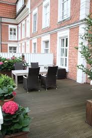 Schicke Terrasse Vor Einem Altbau Terrassendielen Von Der Parkett Riese Terrassendielen Holzfussboden Parkett