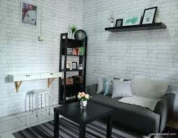 Anda bisa menjadikan pernak pernik seperti botol minum, nampan motif cantik, atau pajangan dan teko keramik sebagai. Mendekorasi Ruang Tamu Minimalis Dengan Budget Hemat Home Cooking Notes