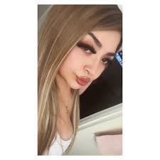 I know a girl a lil off when she tells me that she plays The Sims😂😂