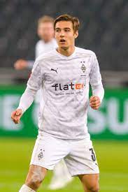 Florian neuhaus gab sechs der neun gladbacher torschüsse beim 0:0 in bremen ab, vor allem aus der distanz. Uzivatel Infinite Madrid Na Twitteru Florian Neuhaus Borussia Monchengladbach I Love Watching Tonikroos Play I Am Immensely Impressed With How Confident He Is On The Field And His Almost Perfect Passing Rate