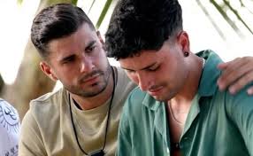 Samu se besa con Mario en una discoteca