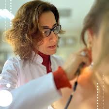 Ben tedavilerinde ben muayenesi sonrası eksizyonel biyopsi, (cerrahi olarak ben  alımı ), lazer ve/ veya koter ile yakma veya kriyoterapi (soğuk sprey ile  kurutma ) işlemi yapılmaktadır. Cildimizde görülen çeşitli sorunlar  vücudumuzdaki