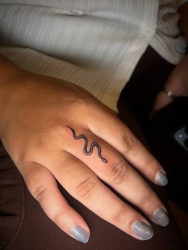 Sleek, simple, and a little bit wild🐍✨🔥”— BOOK YOUR APPOINTMENT NOW! # tattoo #art #artist #snaketattoo #fingertattoo