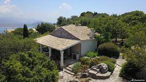 North corfu's unspoilt terrain is permeated by picturesque beaches, charming villages, lush valleys and dramatic hillsides, endowing it with a spellbinding attraction for locals and visitors alike. Corona Heizt Griechischen Immobilienmarkt An Wirtschaft Dw 16 07 2020