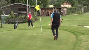 Einen garten nach den persönlichen wünschen und eine blumenimpression aus kathrins garten: Der Vier Loch Golfplatz Im Garten Von Familie Beck In Wernburg Youtube