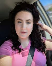 Jessica Brayton's Instagram, Twitter & Facebook