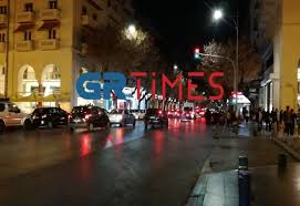 Στις περιοχές πολύ αυξημένου κινδύνου η απαγόρευση θα είναι από τις 7 το απόγευμα έως τις 5 το πρωί με εξαίρεση την αθήνα και την. Prwth Nyxta Me Apagoreysh Kykloforias Kai Maskes Pantoy Deite Eikona Apo Th 8essalonikh Video Grtimes Gr