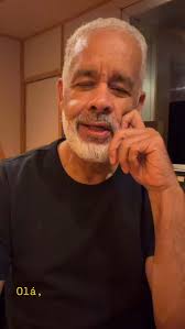 ESSA PALAVRA PODE MUDAR SEU DIA!!!, Nem tudo precisa estar nas suas mãos o  tempo todo. Há batalhas que não são vencidas na força do braço, mas no  silêncio da alma e na confiança em Deus. Às vezes, ...