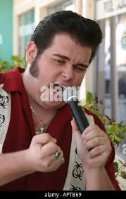 Le chanteur américain Elvis Presley d'effectuer en 1956 Photo Stock