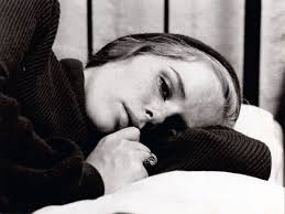 Ingrid bergman together with the actress liv ullmann and ingmar bergman who is embracing both of them. Liv Ullmann Skadespelare Och Regissor Personer Ingmar Bergman