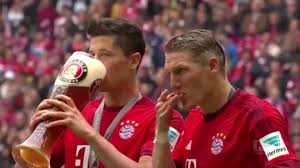 Bastian schweinsteiger is a midfielder and is 5'11 and weighs 168. Robert Lewandowski Throws Beer And Showers Bastian Schweinsteiger Coub The Biggest Video Meme Platform