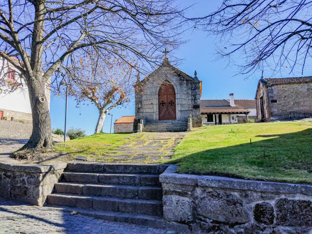 Qual era o nome da mãe de Pedro Álvares Cabral, associada à Capela de Santo António?