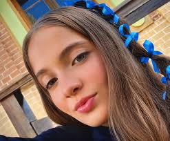 DESAPARECIDA ADOLESCENTE JULIA, TEM 15 ANOS, SAIU DE CASA E NÃO VOLTOU A  família de Julia, uma adolescente de 15 anos, vive momentos de muita  preocupação desde que ela desapareceu. A jovem