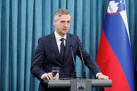 Premier Robert Golob ostaja na bolniški ...