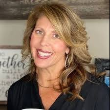 Amber Gifford's Instagram, Twitter & Facebook