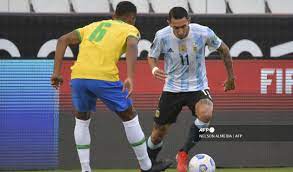 Neymar y messi intentaron calmar los ánimos. Uhd5hywoscpsrm