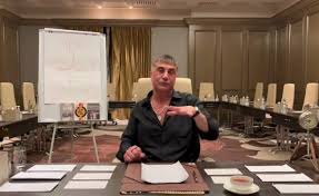 Türkiye'de aranması olan ve yurt dışına kaçan suç örgütü lideri sedat peker, yeni bir video yayımladı. Sedat Peker 8 Videoada Erdogan A Seslendi Bir Dahaki Videoda Bas Basa Konusacagiz Tayyip Abi Haberi