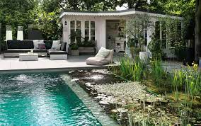 Sie möchten sie einen schwimmteich in ihrem garten selbst anlegen? Schwimmteich Im Garten So Bauen Sie Ein Biotop Zum Bahnen Ziehen