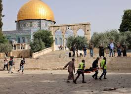 Также были ранены девять полицейских. Israeli Police Raid Al Aqsa Mosque Compound Amid International Condemnation