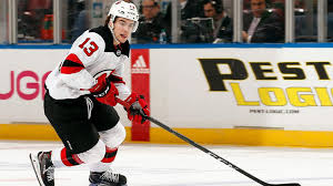 Unerlaubte art des angriffes in dem eishockeysport. Nico Hischier Fondue In Der Freizeit