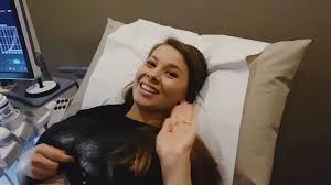 Bindi irwin is in the final stretch of her pregnancy! Bindi Irwin Welcomes 1st Child With Husband Chandler Powell Abc News