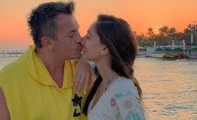 Răzvan fodor is a romanian singer and actor. De Ce BoalÄƒ SuferÄƒ RÄƒzvan Fodor Concurentul Asia Express SoÈ›ia Lui Se Teme SÄƒ Nu Se Agraveze Impact