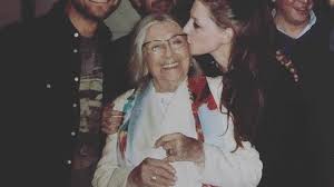 A atriz eunice muñoz, que completou 93 anos a 30 de julho, está internada. Neta De Eunice Munoz Recorda Momento Especial