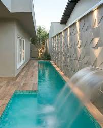 Area De Lazer Onde A Raia Da Piscina Percorre Toda A Lateral Da Casa Compacta Porem Cheia De Charme Ne Swimming Pools Backyard Small Pool Design Pool Houses