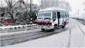 Ramban Rock Falls on a Moving Bus - जम्मू-कश्मीर के रामबन में यात्री बस पर  पहाड़ से गिरी चट्टान, UP की महिला पर्यटक की मौत - In Jammu and Kashmir  Ramban a