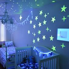 Selain lampu kamar tidur kamar tidur duduk, lampu kamar tidur gantung yang dipasang di dinding pun tidak kalah menariknya. Ini 5 Cara Menghias Kamar Dengan Aneka Lampu Lucu