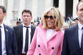 Jun 08, 2021 · makao, l'ancien garde du corps d'emmanuel macron qui avait participé à la onzième saison de secret story, était l'invité de touche pas à mon poste pour évoquer la gifle qu'a reçue le chef. Le Garde Du Corps De Brigitte Macron Cree Des Jalousies A L Elysee Vanity Fair